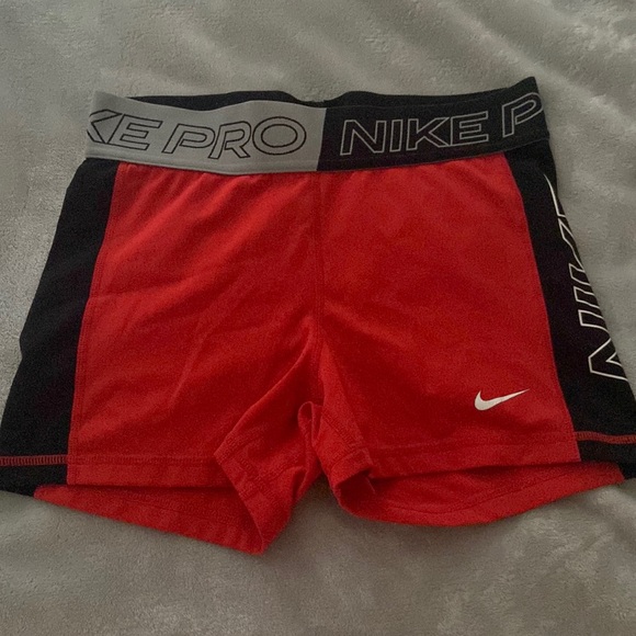 Women’s Nike pros - Picture 1 of 5
